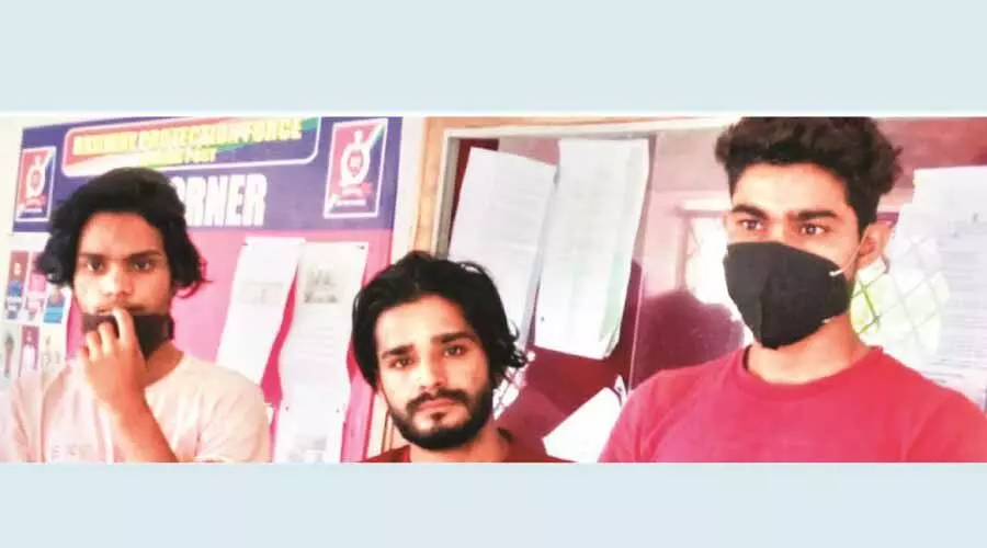 ഓടുന്ന ട്രെയിനിന് കല്ലെറിഞ്ഞ മൂന്ന് അന്തർ സംസ്ഥാന തൊഴിലാളികള് അറസ്റ്റില് ഓടുന്ന ട്രെയിനിന് കല്ലെറിഞ്ഞ മൂന്ന് അന്തർ സംസ്ഥാന തൊഴിലാളികള് അറസ്റ്റില്