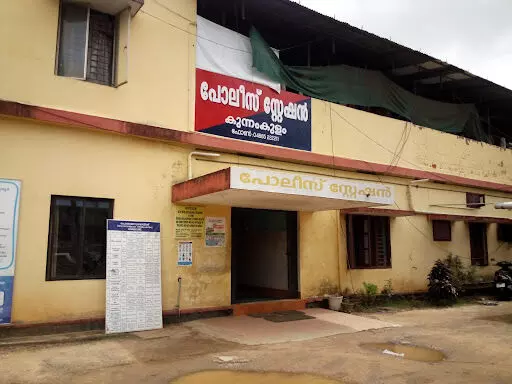 കു​ഞ്ഞി​നെ വി​ട്ടു​കി​ട്ട​ണ​മെ​ന്നാ​വ​ശ്യ​പ്പെ​ട്ട് പൊലീസ് സ്​റ്റേഷനിൽ യു​വാ​വ് ആ​ത്മ​ഹ​ത്യ​ക്ക് ശ്ര​മി​ച്ചു