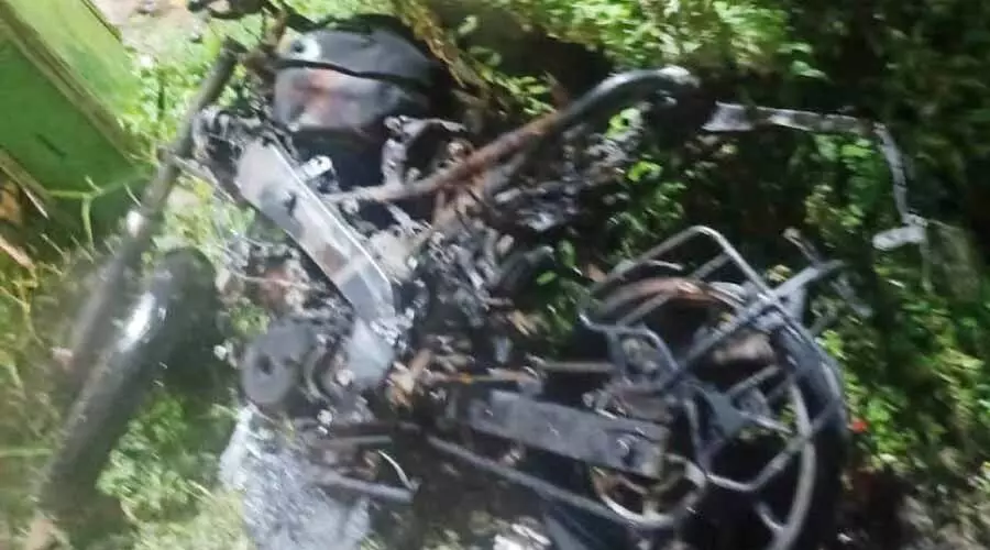 യുവാക്കളെ ആക്രമിച്ച് ബൈക്ക് കത്തിച്ചു; ഒരാൾ അറസ്റ്റിൽ യുവാക്കളെ ആക്രമിച്ച് ബൈക്ക് കത്തിച്ചു; ഒരാൾ അറസ്റ്റിൽ