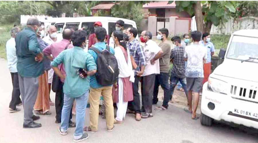 സിൽവർ ലൈൻ പദ്ധതിക്ക് കല്ലിടാനെത്തിയ ഉദ്യോഗസ്ഥരെ നാട്ടുകാർ തടഞ്ഞു സിൽവർ ലൈൻ പദ്ധതിക്ക് കല്ലിടാനെത്തിയ ഉദ്യോഗസ്ഥരെ നാട്ടുകാർ തടഞ്ഞു