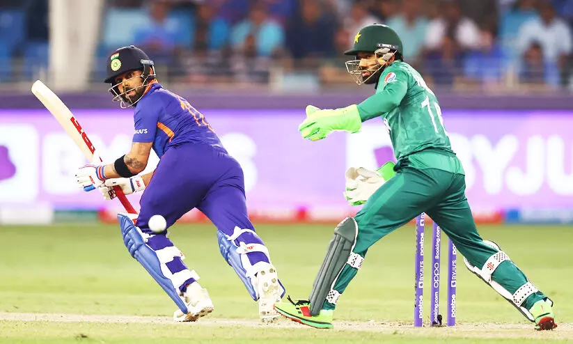 കോഹ്ലി നയിച്ചു, വീണിടത്ത് നിന്നും ഇന്ത്യൻ ഉയിർപ്പ്; ഇനി ബൗളർമാരുടെ കൈയ്യിൽ കോഹ്ലി നയിച്ചു, വീണിടത്ത് നിന്നും ഇന്ത്യൻ ഉയിർപ്പ്; ഇനി ബൗളർമാരുടെ കൈയ്യിൽ