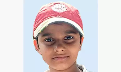 ഷാ​ൾ ക​ഴു​ത്തി​ൽ കു​രു​ങ്ങി വി​ദ്യാ​ർ​ഥി മ​രി​ച്ചു