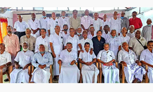 53 വ​ർ​ഷ​ത്തെ ഓ​ർ​മ​ക​ൾ; 1968 എ​സ്.​എ​സ്.​എ​ൽ.​സി ബാ​ച്ചി​ലെ വി​ദ്യാ​ർ​ഥി​ക​ൾ ഒരുമിച്ചുകൂടി