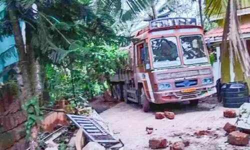 നി​യ​ന്ത്ര​ണം​വി​ട്ട ലോറി വീട്ടുമുറ്റത്തേക്ക് ഇടിച്ചുകയറി
