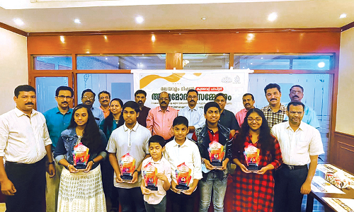 വജ്രകാന്തി ക്വിസ് മത്സരവിജയികളെ മലയാളം മിഷൻ അനുമോദിച്ചു