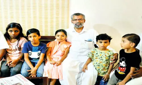 സോഷ്യൽ മീഡിയയിൽ വൈറലായ മിടുക്കിയെ കാണാൻ എം.എൽ.എ വീട്ടിലെത്തി