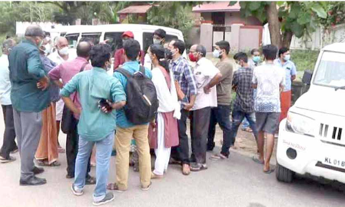 സിൽവർ ലൈൻ പദ്ധതിക്ക് കല്ലിടാനെത്തിയ ഉദ്യോഗസ്ഥരെ നാട്ടുകാർ തടഞ്ഞു