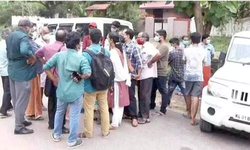 സിൽവർ ലൈൻ പദ്ധതിക്ക് കല്ലിടാനെത്തിയ ഉദ്യോഗസ്ഥരെ നാട്ടുകാർ തടഞ്ഞു