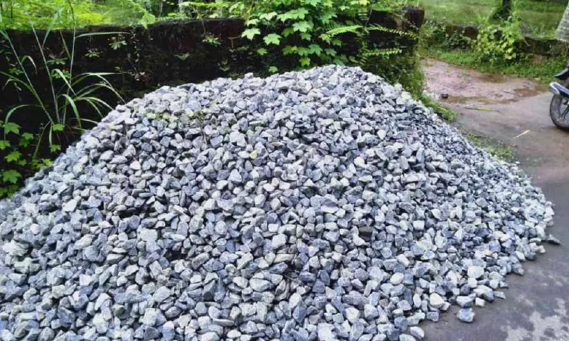 റോഡ് നിർമാണം നിർത്തിവെച്ചു നാട്ടുകാർ പ്രക്ഷോഭത്തിലേക്ക്