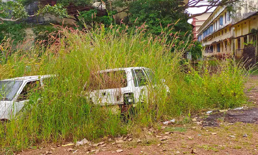 ആരും കാണുന്നില്ലേ ഇൗ സ്കൂൾ പരിസരം?; സ്കൂൾ മതിലിനോട് ചേർന്ന് കസ്റ്റഡി വാഹനങ്ങളും പിടിച്ചെടുത്ത തോണികളും ആരും കാണുന്നില്ലേ ഇൗ സ്കൂൾ പരിസരം?; സ്കൂൾ മതിലിനോട് ചേർന്ന് കസ്റ്റഡി വാഹനങ്ങളും പിടിച്ചെടുത്ത തോണികളും