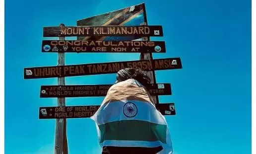 nivetha thomas at mount kilimanjaro, shares photo with indian flag