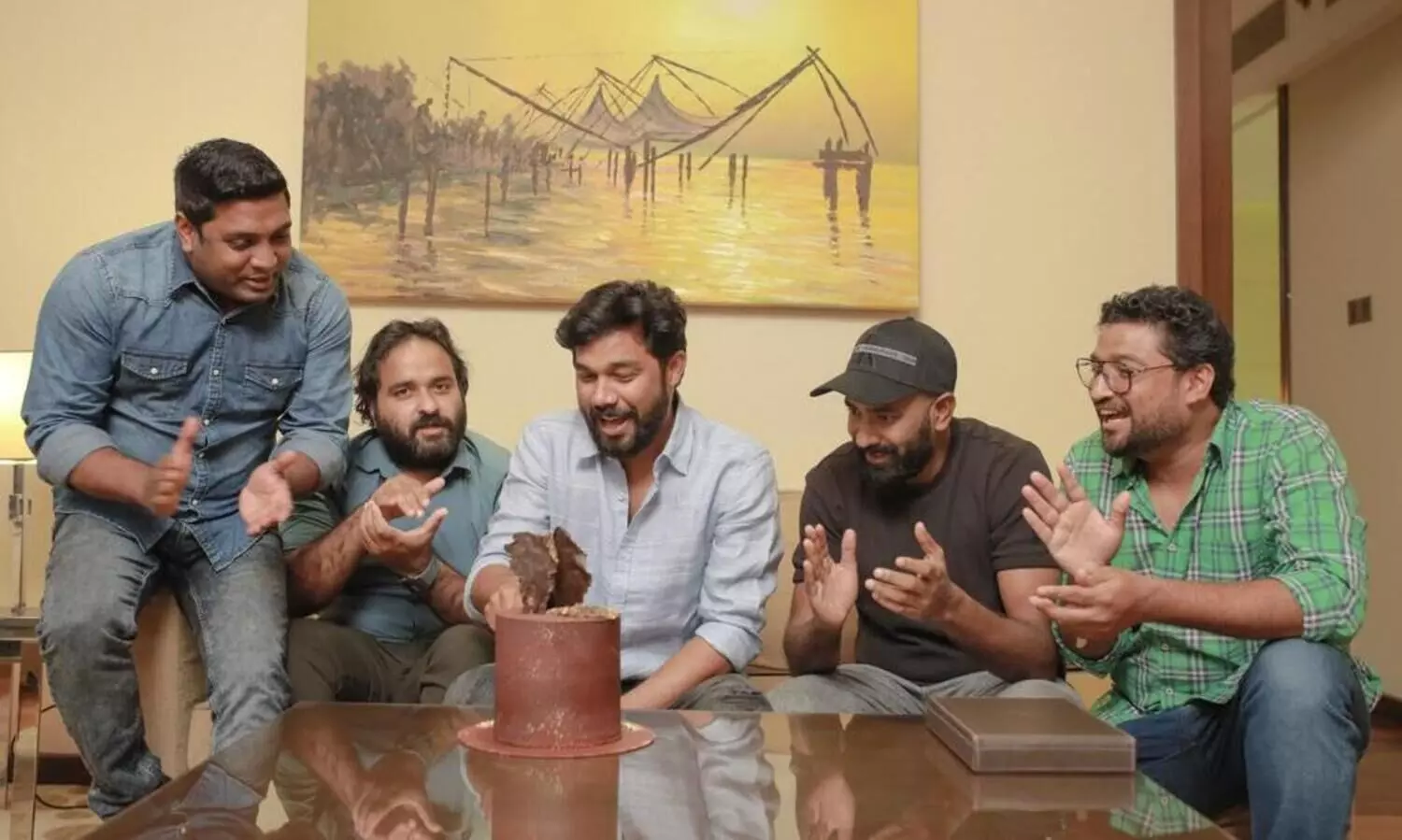 അദൃശ്യം ടീമിനൊപ്പം ജന്മദിനം ആഘോഷിച്ച്​ ഷറഫുദ്ദീൻ