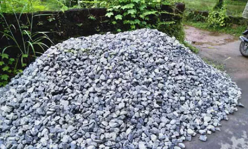 റോഡ് നിർമാണം നിർത്തിവെച്ചു നാട്ടുകാർ പ്രക്ഷോഭത്തിലേക്ക്