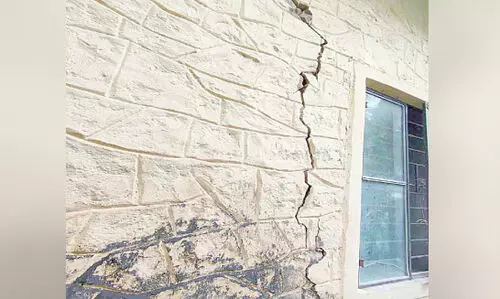 കുട്ടികൾ ഭയത്തോടെ കൊക്കാത്തോട് സ്കൂളിലേക്ക്...