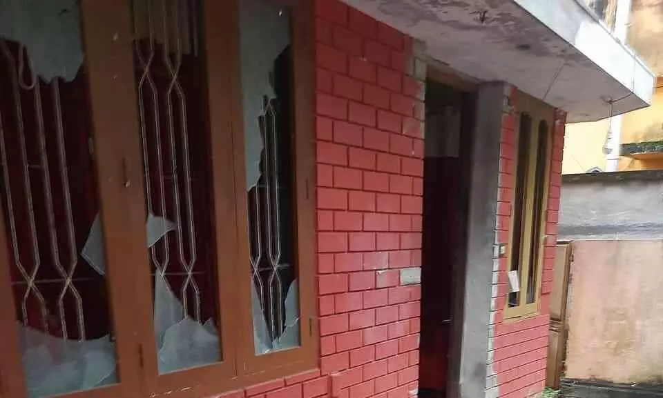 സി.പി.എം ഏരിയാ കമ്മിറ്റി അംഗത്തിൻറെ വീടിന് നേരെ ബോംബേറ് സി.പി.എം ഏരിയാ കമ്മിറ്റി അംഗത്തിൻറെ വീടിന് നേരെ ബോംബേറ്