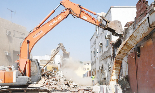 പു​രാ​ത​ന കെ​ട്ടി​ട​ങ്ങ​ൾ നീ​ക്കം​ചെ​യ്യ​ുന്നു