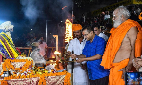 അരവിന്ദ്​ കെജ്​രിവാൾ അയോധ്യയിലെത്തി; ജയ്​ ​ശ്രീറാം വിളിച്ച്​ ട്വീറ്റും​