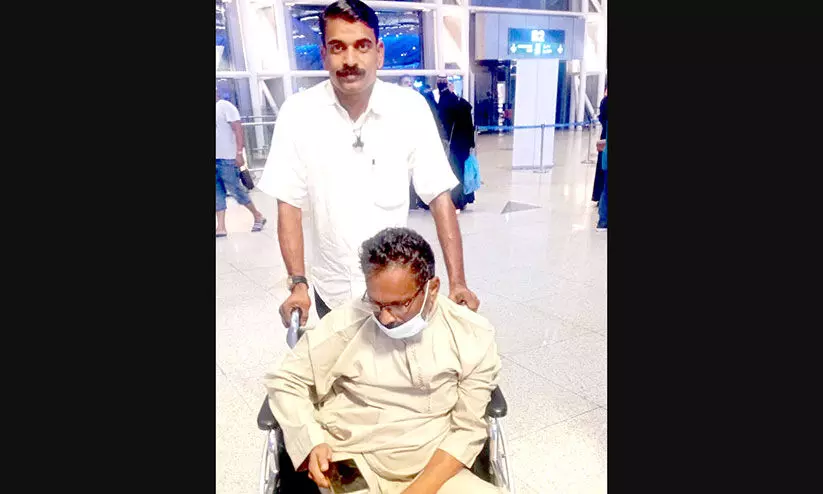 അ​വ​ധി​ക്ക്​ നാ​ട്ടി​ൽ പോ​കാ​നി​രി​ക്കെ പ​ക്ഷാ​ഘാ​തം ത​ള​ർ​ത്തി​യ മു​ഹ​മ്മ​ദ​ലി​യെ നാ​ട്ടി​ല​യ​ച്ചു