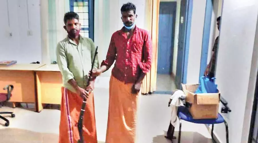 നായാട്ടിനിടെ കള്ളത്തോക്കുമായി സഹോദരങ്ങൾ പിടിയിൽ നായാട്ടിനിടെ കള്ളത്തോക്കുമായി സഹോദരങ്ങൾ പിടിയിൽ