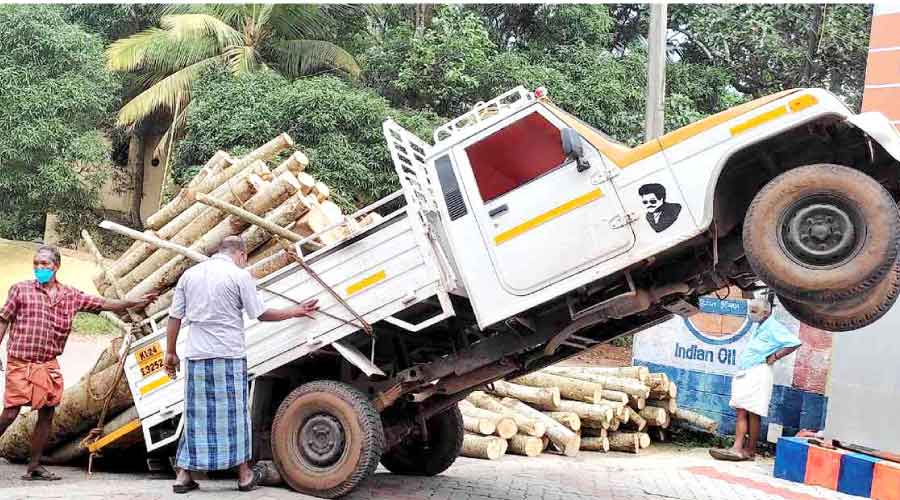 അമിത ഭാരം: മിനി ലോറി പെട്രോള് പമ്പില് തല കീഴായി മറിഞ്ഞു അമിത ഭാരം: മിനി ലോറി പെട്രോള് പമ്പില് തല കീഴായി മറിഞ്ഞു