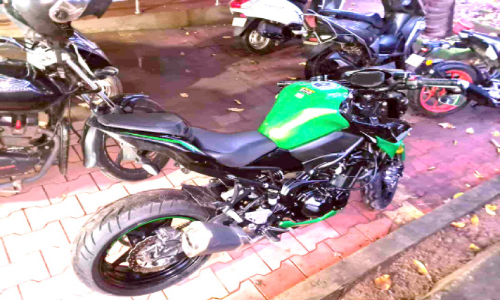 നമ്പർ പ്ലേറ്റ് ഇല്ല; 10 ലക്ഷം രൂപയുടെ ബൈക്ക് പിടിച്ചെടുത്തു