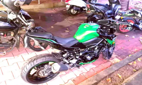 നമ്പർ പ്ലേറ്റ് ഇല്ല; 10 ലക്ഷം രൂപയുടെ ബൈക്ക് പിടിച്ചെടുത്തു