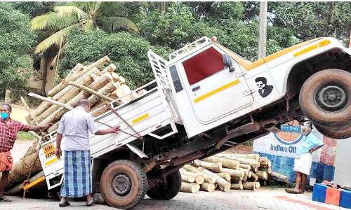 അ​മി​ത ഭാ​രം: മി​നി ലോ​റി പെ​ട്രോ​ള്‍ പ​മ്പി​ല്‍ ത​ല കീ​ഴാ​യി മ​റി​ഞ്ഞു