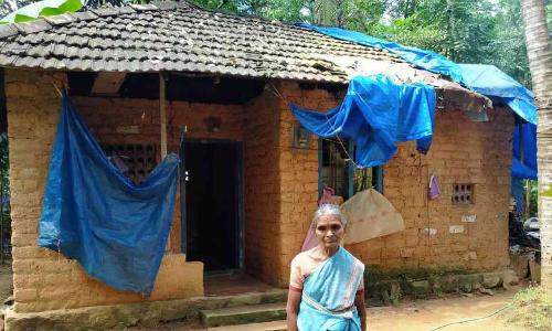 ഇ​ടി​ഞ്ഞു​വീ​ഴാ​റാ​യ വീ​ട്ടി​ൽ ദു​രി​ത​ജീ​വി​തം ന​യി​ച്ച് വ​യോ​ധി​ക