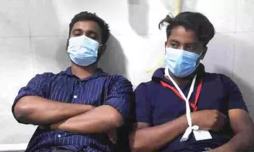 ആം​ബു​ല​ൻ​സ് ജീ​വ​ന​ക്കാ​രെ ത​ട്ടി​ക്കൊ​ണ്ടു​പോ​യി മ​ർ​ദി​ച്ച് വ​ഴി​യി​ൽ ഉ​പേ​ക്ഷി​ച്ചു