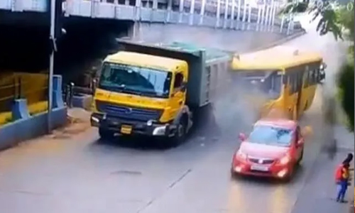 ബസ്​ ട്രക്കിൽ ഇടിച്ച് എട്ട് പേർക്ക് പരിക്ക്​ - VIDEO