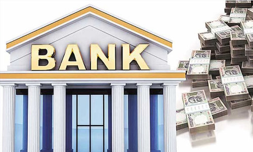 അക്കൗണ്ടിലെത്തിയ പണം പിൻവലിക്കാൻ അനുവദിച്ചില്ല; കൊച്ചിയിൽ  ബാങ്കിന്​ മുന്നിൽ ഒറ്റയാൾ സമരം