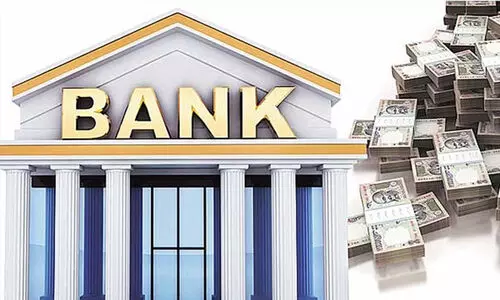 അക്കൗണ്ടിലെത്തിയ പണം പിൻവലിക്കാൻ അനുവദിച്ചില്ല; കൊച്ചിയിൽ  ബാങ്കിന്​ മുന്നിൽ ഒറ്റയാൾ സമരം