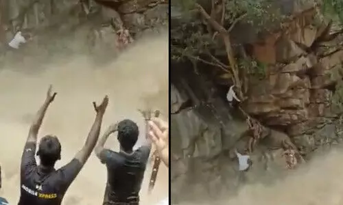 കുത്തൊഴുക്കിൽ നിന്ന് അമ്മയെയും കുഞ്ഞിനെയും സാഹസികമായി രക്ഷപ്പെടുത്തി; ഒഴുക്കിൽപ്പെട്ട രക്ഷാപ്രവർത്തകരും നീന്തിക്കയറി -വീഡിയോ വൈറൽ