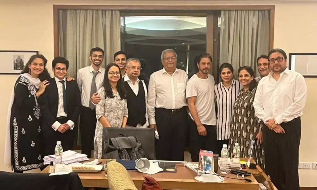 Relieved Shah Rukh Khan seen with Pooja Dadlani and his legal team. First pics Relieved Shah Rukh Khan seen with Pooja Dadlani and his legal team. First pics