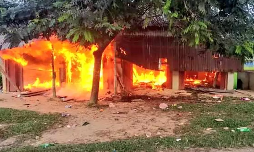 ത്രിപുരയിൽ വാളുകളുമായി ജയ്​ശ്രീറാം ആക്രോശിച്ച്​ വി.എച്ച്​.പി; ന്യൂനപക്ഷ വേട്ടക്ക്​​ പൊലീസ്​ ഒത്താശയെന്ന്​​ ആരോപണം