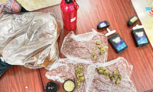 മ​ദ്യ​വും മ​യ​ക്കു​മ​രു​ന്നു​മാ​യി അ​മേ​രി​ക്ക​ൻ   പൗ​ര​ൻ പി​ടി​യി​ൽ