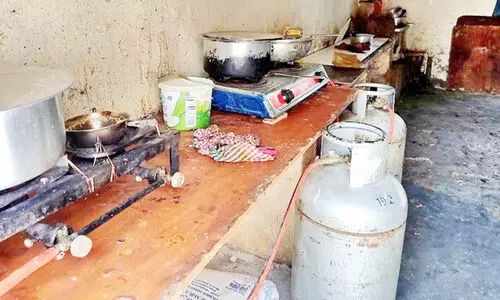 വിദേശ തൊഴിലാളികൾ അറസ്റ്റിൽ വിദേശ തൊഴിലാളികൾ അറസ്റ്റിൽ