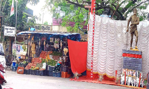 വില്ലേജ് ഓഫിസിന്‍റെ പ്രധാന ഗേറ്റ് അടച്ച് രക്തസാക്ഷി സ്തൂപം; പരാതിപ്പെട്ടിട്ടും നടപടിയില്ല