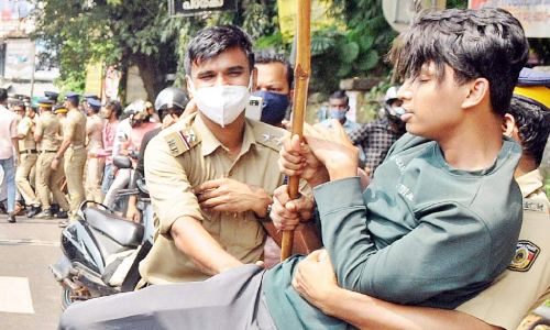 പ്ലസ്‌ വൺ സീറ്റ്: കാമ്പസ് ഫ്രണ്ട് ഡി.ഡി.ഇ ഓഫിസ് മാർച്ചിൽ സംഘർഷം