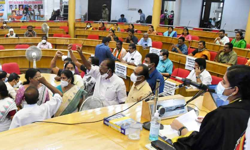 വീട്ടുകരം തട്ടിപ്പ്:​ കോർപറേഷന്​ മുന്നിലെ പ്രതിപക്ഷ സമരങ്ങൾ അവസാനിപ്പിച്ചു