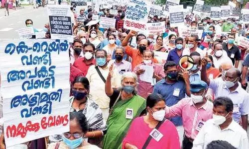 അതിവേഗ റെയിലിനെതിരെ പ്രതിഷേധമിരമ്പി; സെക്ര​േട്ടറിയറ്റ്​ മാർച്ചിൽ ആയിരങ്ങൾ