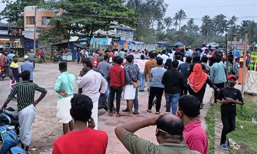 കപ്പലണ്ടിയുടെ എരിവ്​ കുറഞ്ഞു, കൊ​ല്ലം ബീച്ചിൽ കൂട്ടയടി