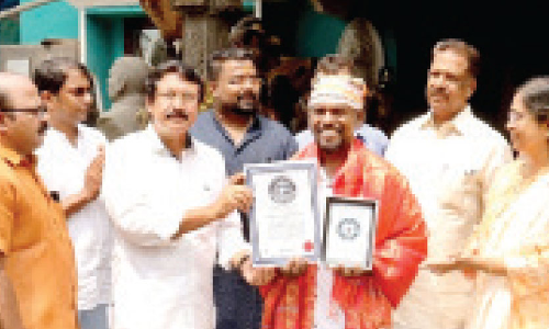 ലോ​ക റെ​ക്കോ​ഡി​ലേ​റി പൂ​ക്ക​ൾ​ കൊ​ണ്ടൊ​രു​ക്കി​യ ഗു​രു​ദേ​വ​ൻ