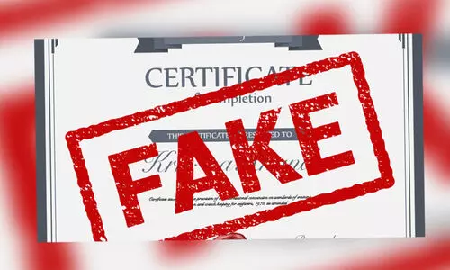 യു.കെയിലെ കിംഗ്‌സ്റ്റൺ യൂണിവേഴ്സിറ്റിയിൽ പഠിക്കാൻ വ്യാജ വിദ്യാഭ്യാസ സർട്ടിഫിക്കറ്റ് നിർമിച്ചു നൽകി; ഇടനിലക്കാരൻ പിടിയിൽ