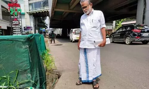 ദേശീയപാതയോരത്തെ കുഴിയിൽ വീണ് യുവാവിന്‍റെ കാലൊടിഞ്ഞു