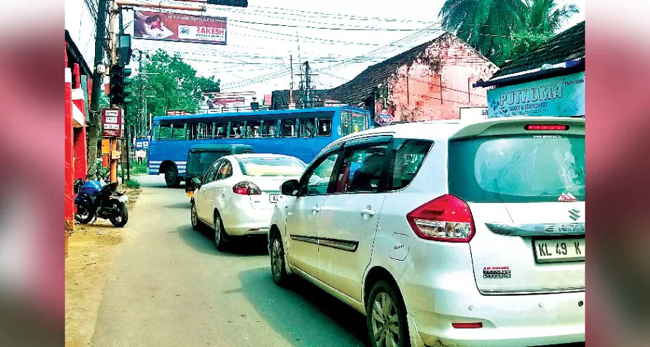 ട്രാഫിക് സിഗ്നൽ തകരാർ; പുതുനഗരത്ത് പരസ്പരം പഴിചാരി വകുപ്പുകൾ ട്രാഫിക് സിഗ്നൽ തകരാർ; പുതുനഗരത്ത് പരസ്പരം പഴിചാരി വകുപ്പുകൾ