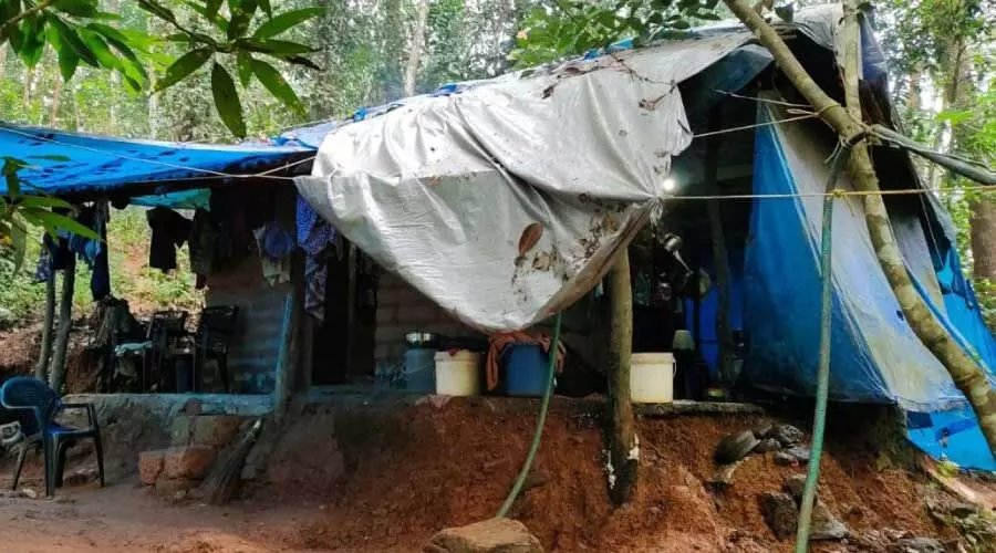 ഈ ചോർന്നൊലിക്കുന്ന കൂരയിലുണ്ട്​​ ഫുൾ എ പ്ലസ്​ മിടുക്കി