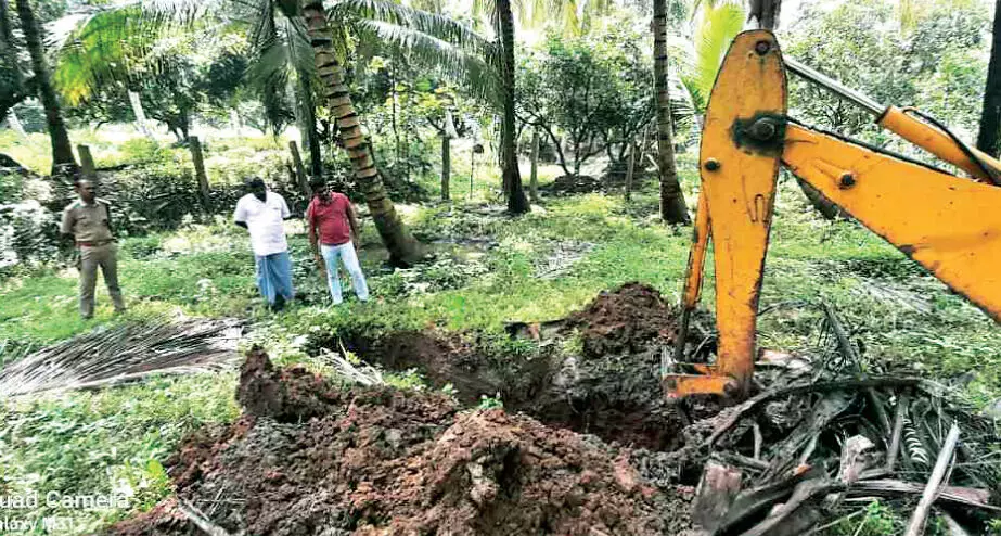 ആദിവാസി യുവാക്കൾക്കായി മണ്ണുമാന്തിയന്ത്രം ഉപയോഗിച്ച് തിരച്ചിൽ ആദിവാസി യുവാക്കൾക്കായി മണ്ണുമാന്തിയന്ത്രം ഉപയോഗിച്ച് തിരച്ചിൽ