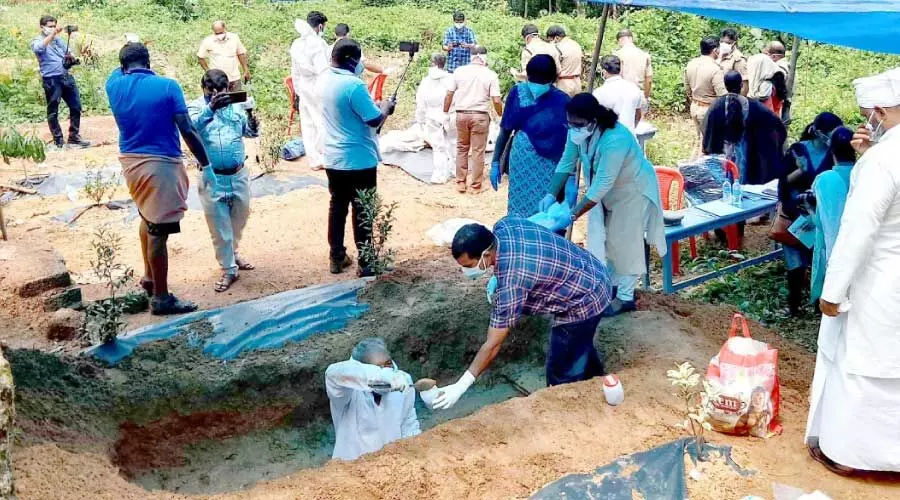 മറവു ചെയ്ത മൃതദേഹം പുറത്തെടുത്ത് പോസ്റ്റ്മോർട്ടത്തിനയച്ചു മറവു ചെയ്ത മൃതദേഹം പുറത്തെടുത്ത് പോസ്റ്റ്മോർട്ടത്തിനയച്ചു