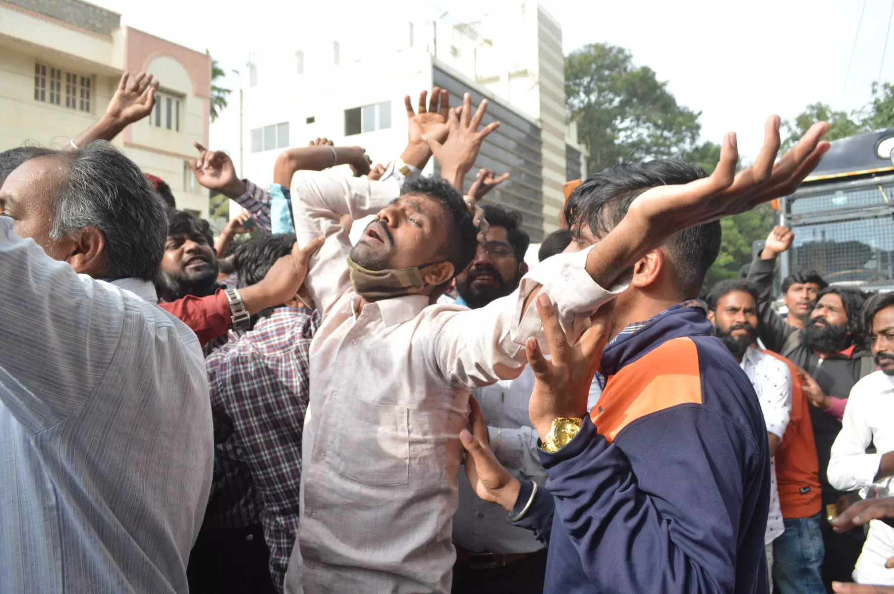 സാൻഡൽവുഡിന്റെ രാജകുമാരനെ കാണാൻ ഒഴുകിയെത്തി പതിനായിരങ്ങൾ... സാൻഡൽവുഡിന്റെ രാജകുമാരനെ കാണാൻ ഒഴുകിയെത്തി പതിനായിരങ്ങൾ...